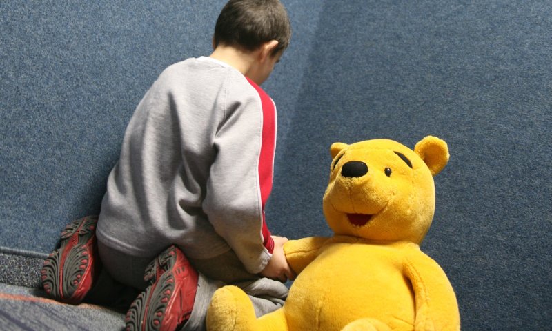 שוב מקרה של מטפלת החשודה בהתעללות בקטין