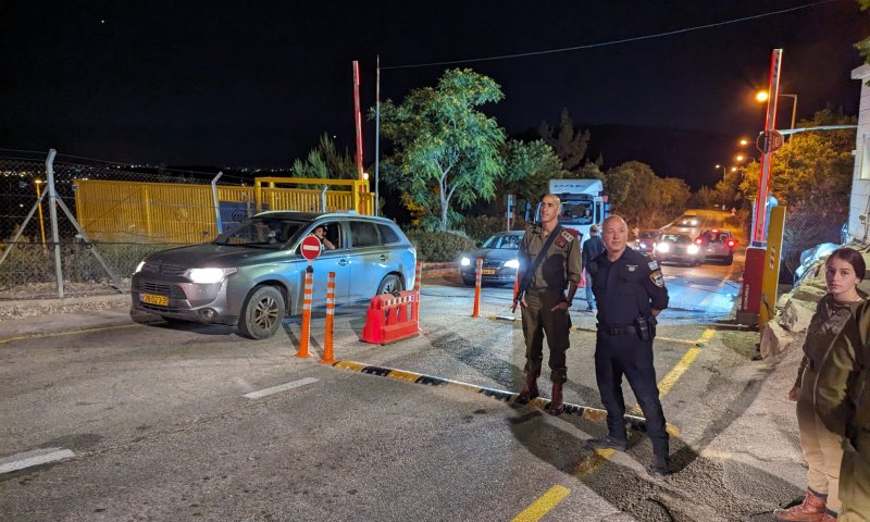 תיעוד: שוטר תלש את זקנו של מפגין בכניסה לעטרת