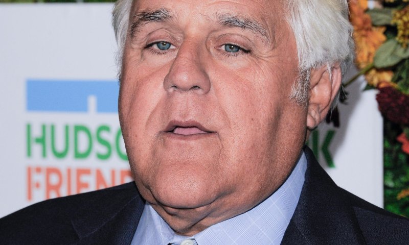 הקומיקאי האמריקאי ג'יי לנו נפצע קשה משריפת מכונית