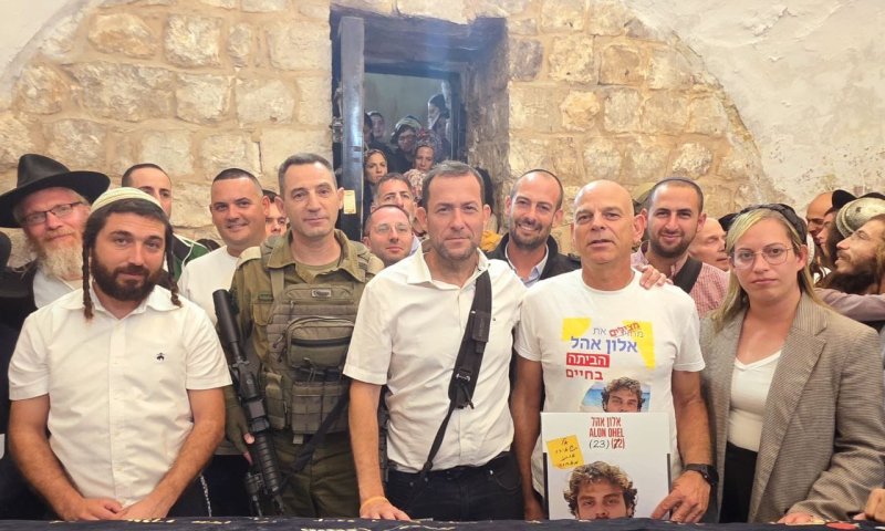 יחד עם אב החטוף: המונים בתפילה להצלחת התמרון בקבר יוסף