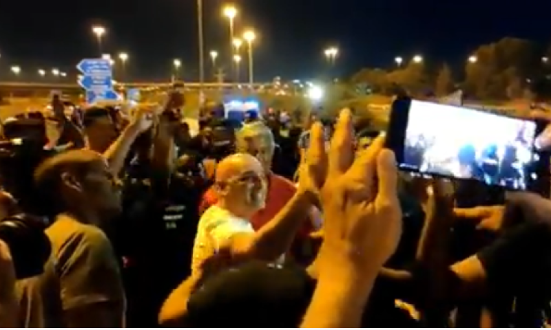 אפשר גם בשמחה: כשיובל המבולבל הצטרף למחאה