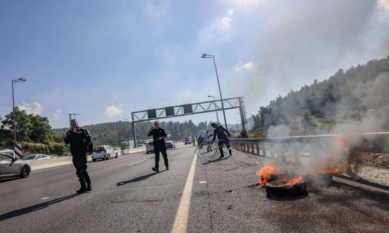 המשטרה: לא מדובר בדריסה &ndash; המפגינה התפרצה לכביש