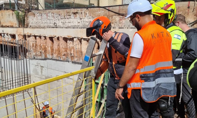 שוב תאונת עבודה: פועל נפגע מחפץ כבד בפתח תקווה, מצבו בינוני