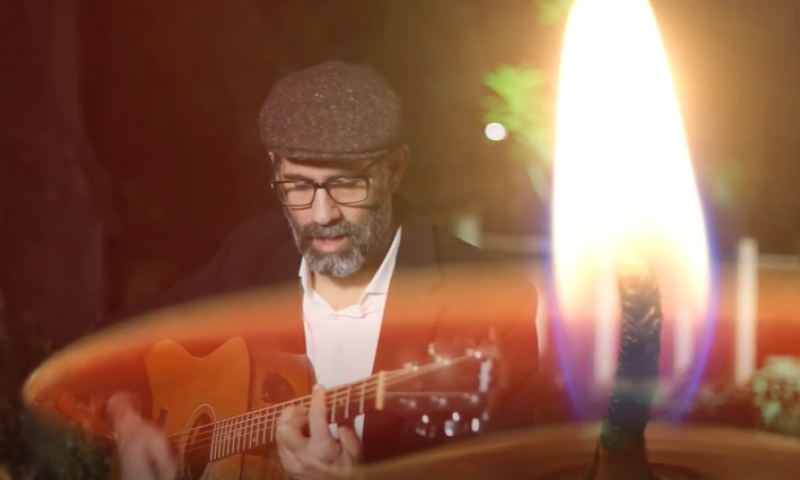 צפו: יוני גנוט בחידוש מיוחד לחנוכה