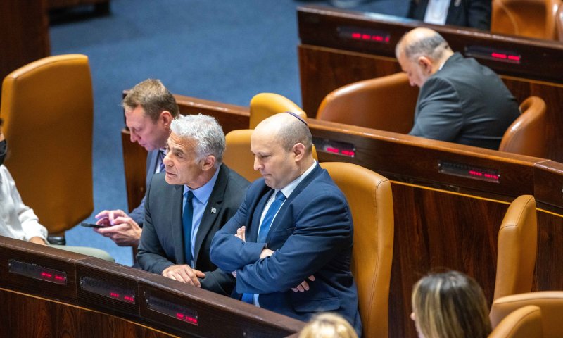 מיד לאחר ההצבעה: בנט ולפיד התחלפו בכיסאות