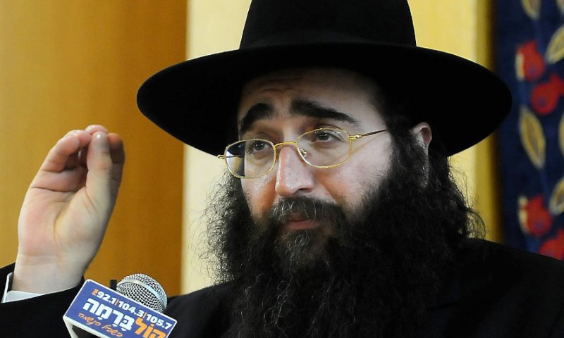 חשד: בכיר במשטרה קיבל טובות הנאה מהרב פינטו