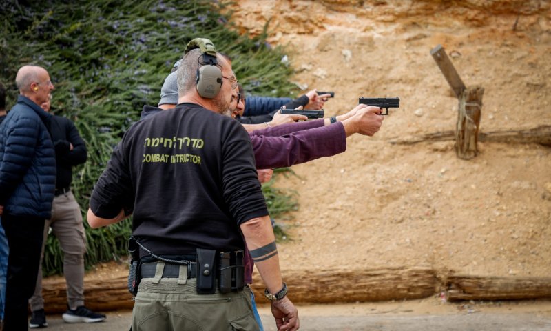 בנות שירות לאומי נתנו אישורי נשק בניגוד לחוק