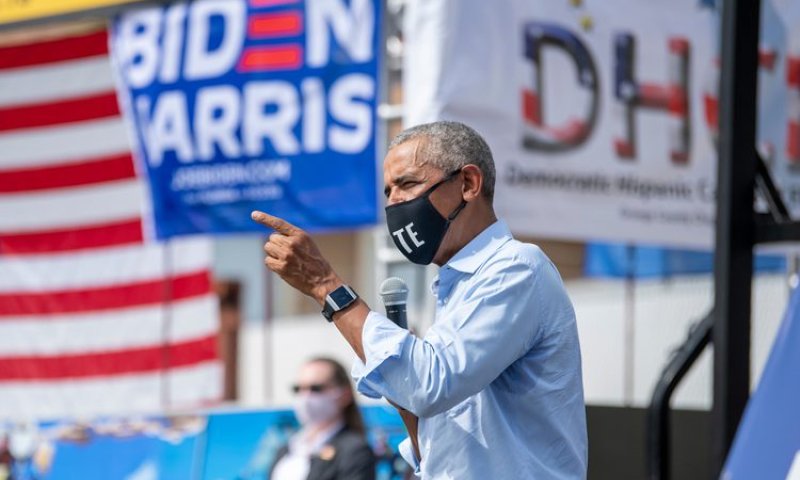 משחק הכדורסל של אובמה וביידן כבש את הרשת &bull; צפו