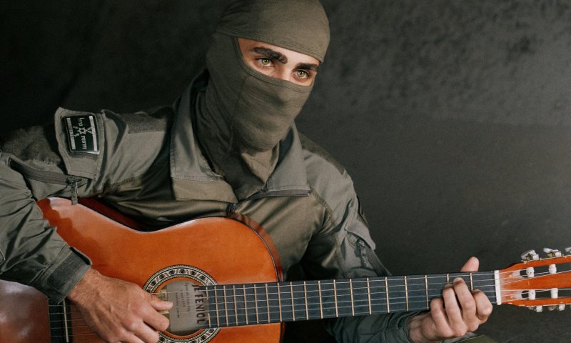 "לחזור הביתה": המסתערב שכבש את הרשת באלבום בכורה