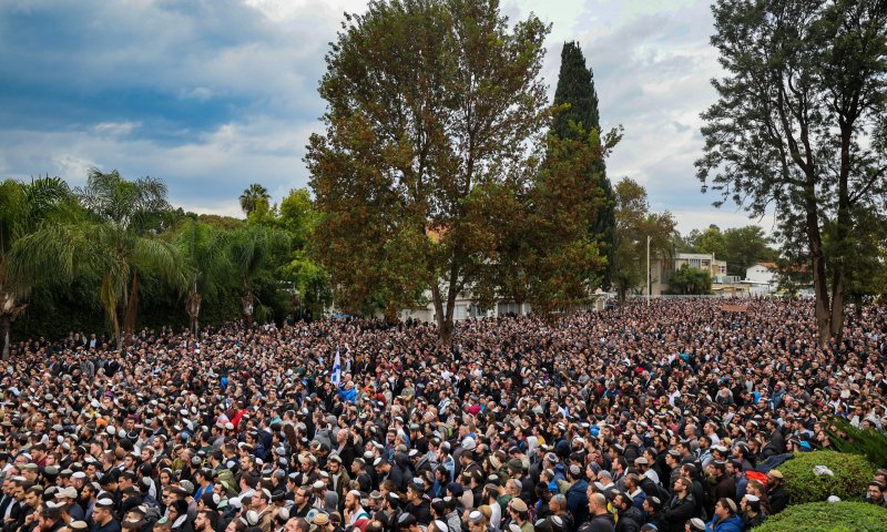 מבט מלמעלה: קהל הרבבות בהלווית הרב דרוקמן זצ"ל