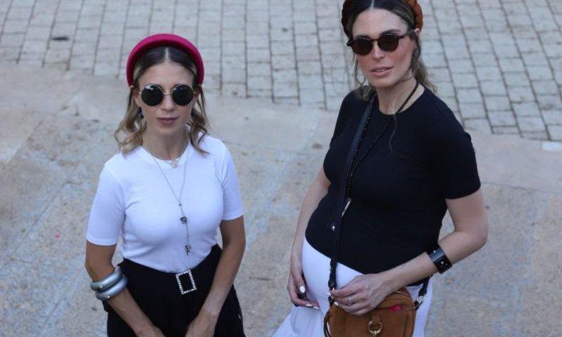 שחור לבן: הפקת אופנה בסמטאות ירושלים