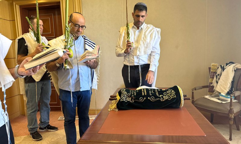 בתפילה ולולב: השר קרעי והמשלחת בסעודיה