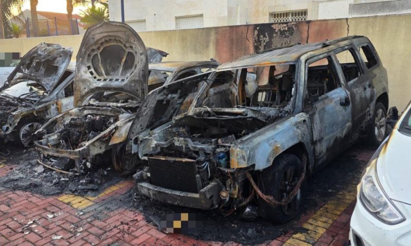 חשד להצתה בקריית מלאכי: ארבעה כלי רכב עלו באש