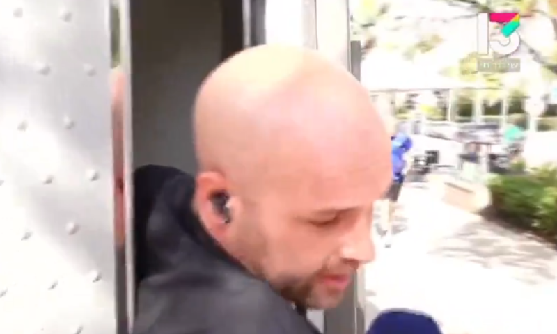 כתב רשת 13 נתקע בשירותים באמצע שידור. צפו