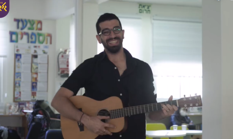 צפו: ההפתעה המרגשת של חנן בן ארי