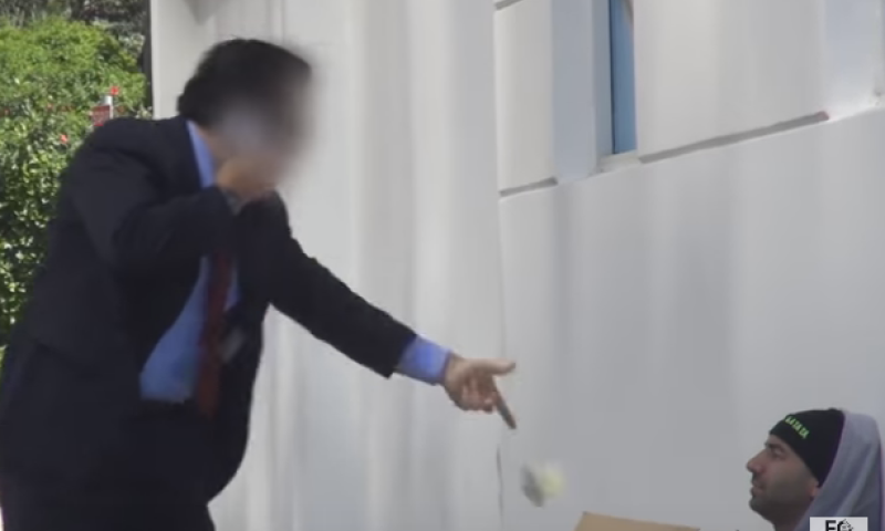 עולם הפוך: כך הגיבו אנשים לקבצן שנתן להם כסף; צפו