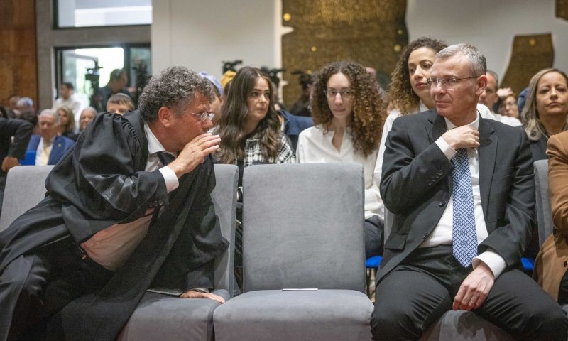 תמונת היום: שר המשפטים מחרים את נשיא בית המשפט העליון