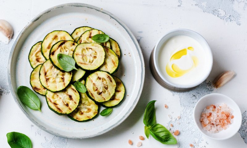 מתכון לשבת: קישואים בתנור עם מטבל יוגורט
