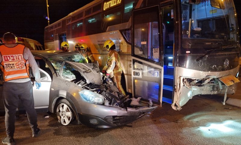 שני פצועים בתאונה בין רכב לאוטובוס בבאר שבע