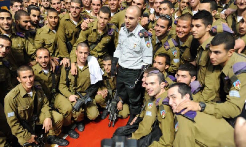 צפו: סרן זיו שילון מעניק סיכות לוחם לחיילי בגדוד צבר