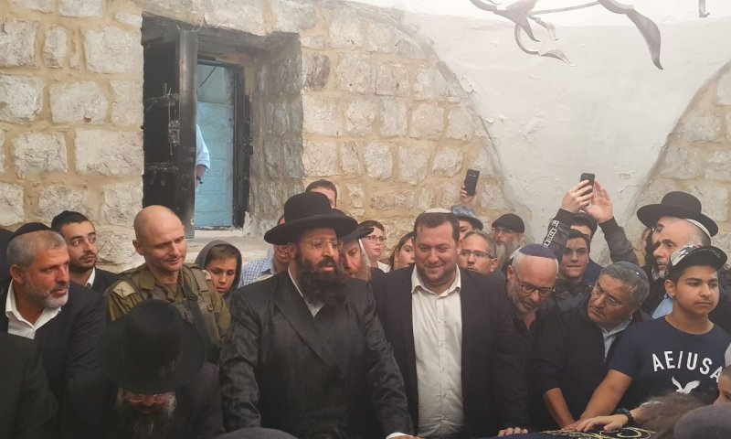 ליל האושפיזין של יוסף: אלפי בני אדם בקבר יוסף הלילה