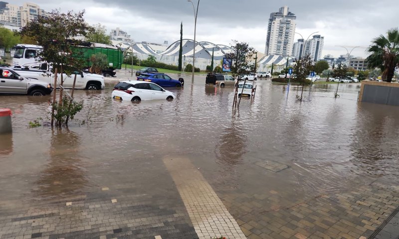 תיעוד: "ביירון" הגיעה ליבנה והטביעה את הרכבים שחנו בחניה