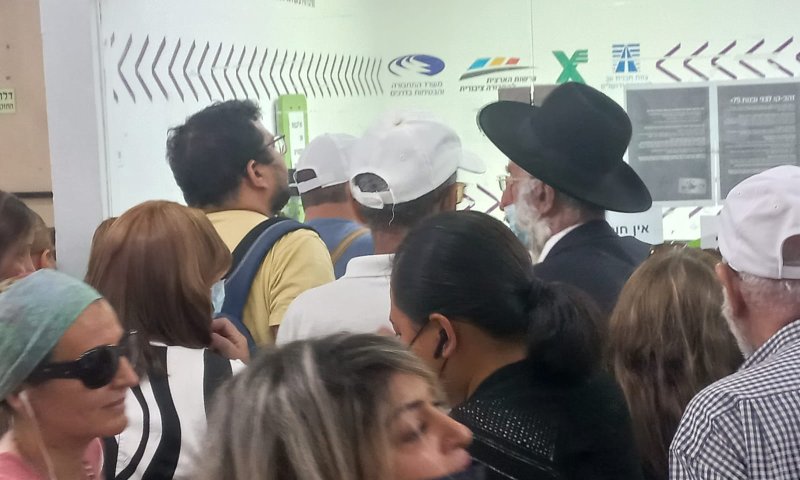 "מחכים יותר משעתיים": כאוס בתחבורה הציבורית
