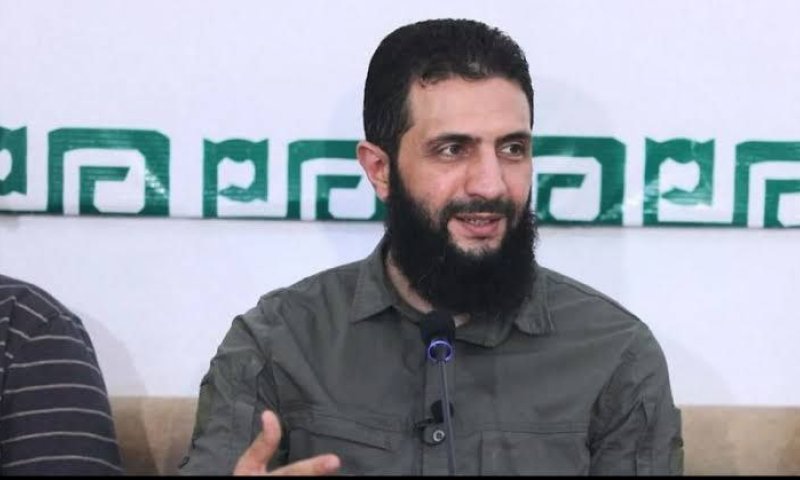 בנשיקה לקרקע: מנהיג המורדים בסוריה הגיע לדמשק | צפו