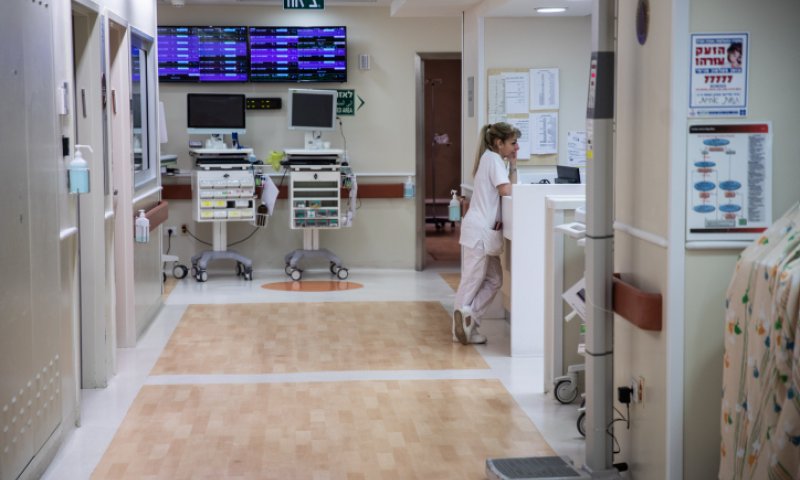 "חשנו בושה": עובדת כיבתה את נרות השבת ופוטרה