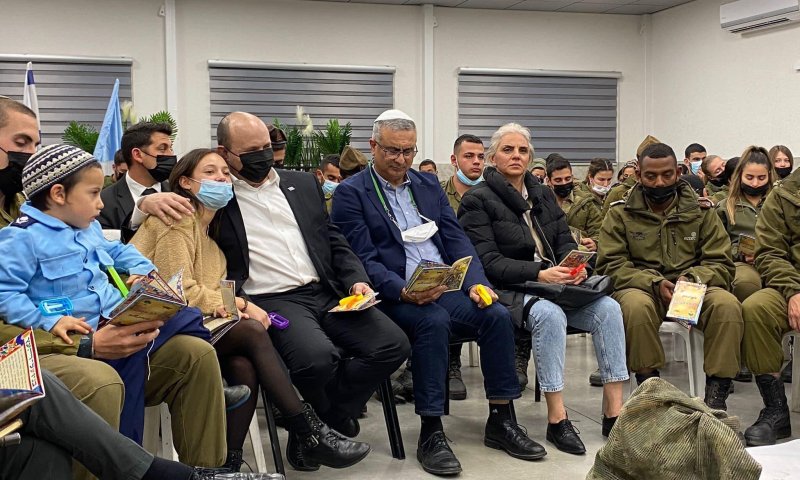 לראשונה כראש ממשלה: בנט ביקר מעבר לקו הירוק