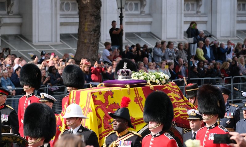 שידור ישיר: המלכה אליזבת מובאת למנוחות בלונדון
