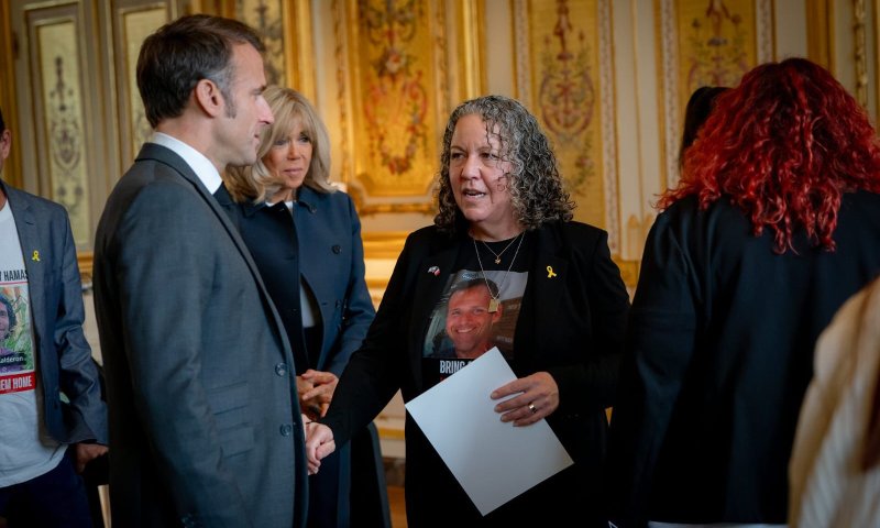 לאחר שיצא נגד ישראל: נשיא צרפת נפגש עם משפחות חטופים