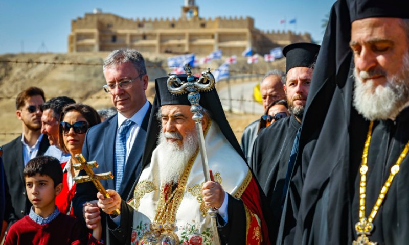 סערת היריקות על צליינים | אוי לנו מאותה בושה