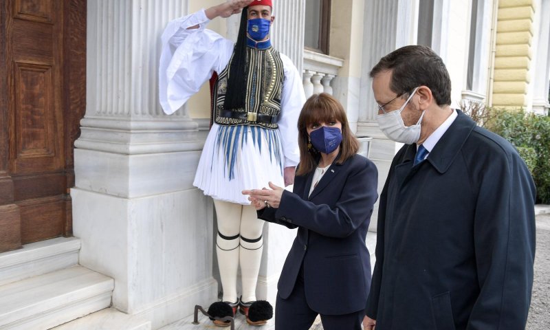 הרצוג נחת ביוון: "מתפלל שהשלום יחזור לאוקראינה"