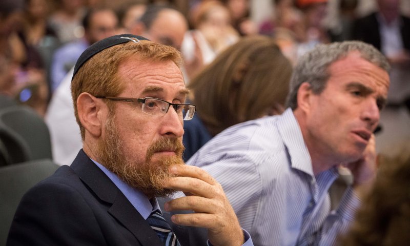 גליק: "מדידת החצאיות עם סרגל &ndash; התנהלות מכוערת"