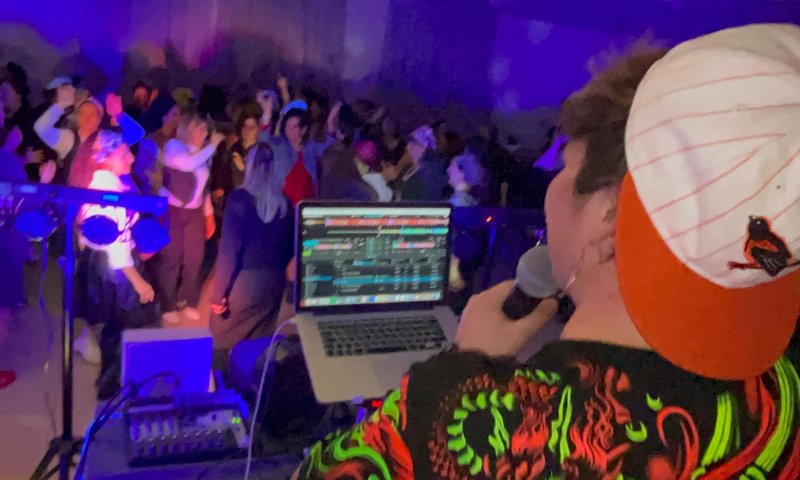 "תנועה מתפרצת ורוח חדשה" &ndash; על נשות ה-.D.J הסרוגות