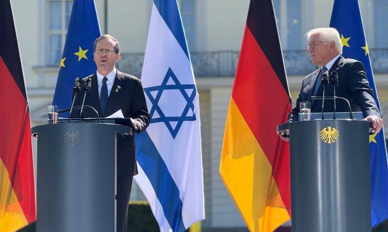 הרצוג מגיב לביקורת: ״אין הבחנה בין אוחזי דרכון זר לאלו שלא״