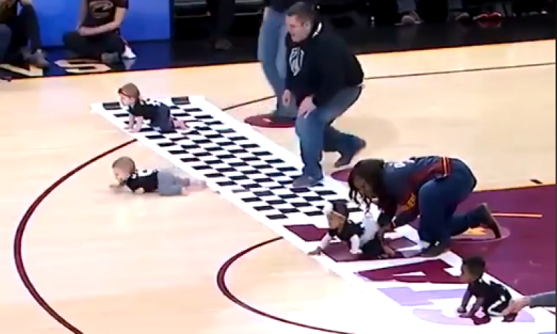 הזוי? מירוץ התינוקות שמשגע את הרשת&bull;צפו