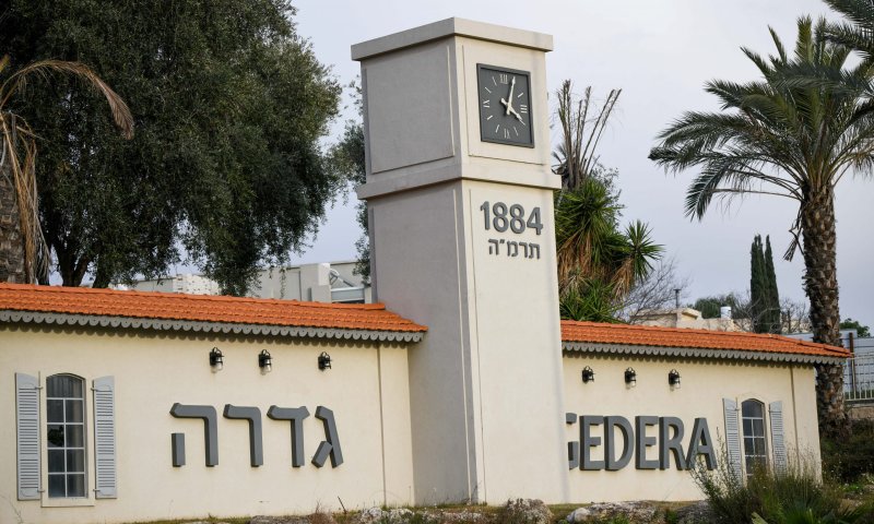 המועמד הסרוג הבטיח לסייע לקהילה הדתית וחטף נאצות