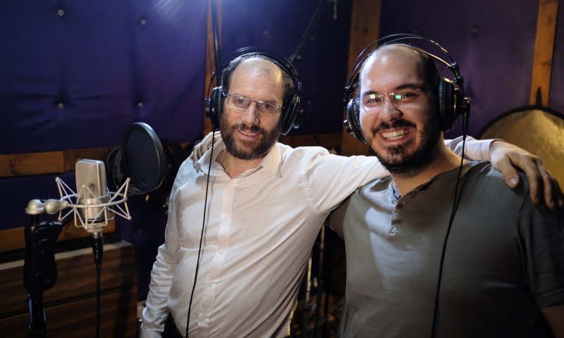 שבים לקרליבך: אהרן רזאל מתארח אצל להקת נשמחה