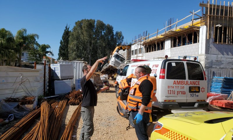 בן 40 נהרג ממנוף שהתהפך באתר בנייה בפרדס חנה