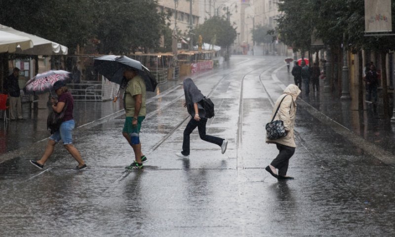 גשמים, רעמים ושטפונות- ליום אחד