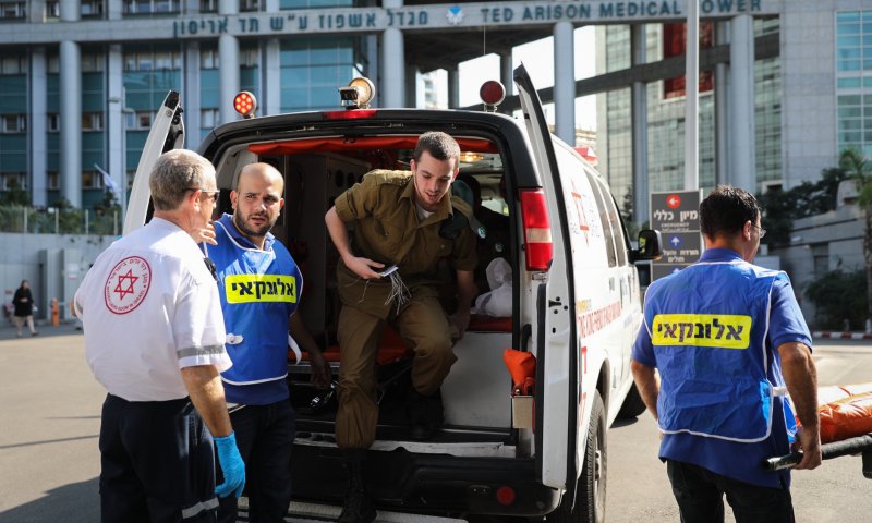 חולון: בן 60 נפל ממרפסת בקומה שנייה; מצבו קשה