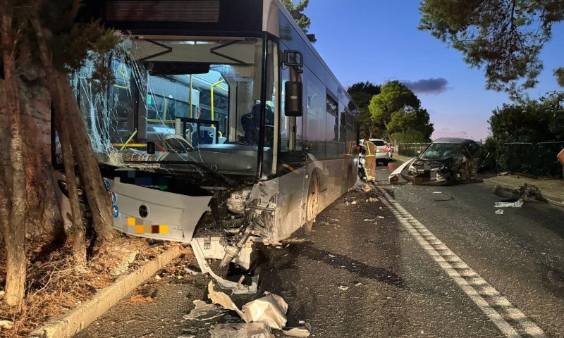 נהג רכב איבד הכרה והתנגש באוטובוס בחיפה, מצבו אנוש
