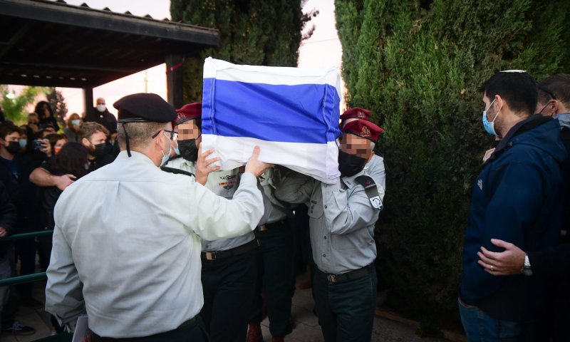 הֻתַּר לְפִרְסוּם: מתוך הספר 'שירה לוגמים בכפית'