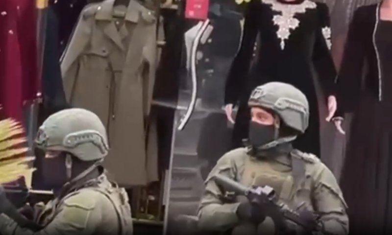 מטורף: בדואים התלבשו כחיילים ושדדו חנויות בחברון. צפו