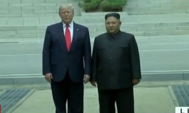 בספונטאניות: טראמפ וקים ג'ונג און נפגשו בגבול