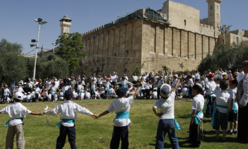 בחול המועד פסח: ישראל חוגגת בחברון