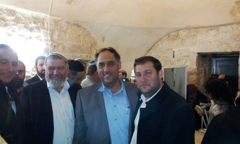 אלפיים מתפללים בקבר יוסף בראשם מנכ"ל משרד הדתות