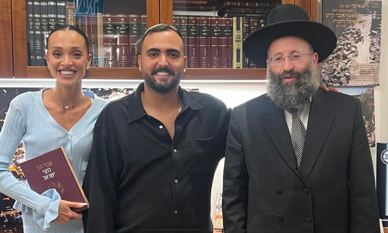 הזוג המאורס אושר כהן ועדן פינס בסליחות עם רב הכותל